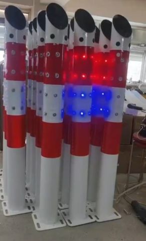 أعمدة إرشادية مضيئة تعمل بالطاقة الشمسية مزودة بـ لمبات LED  3