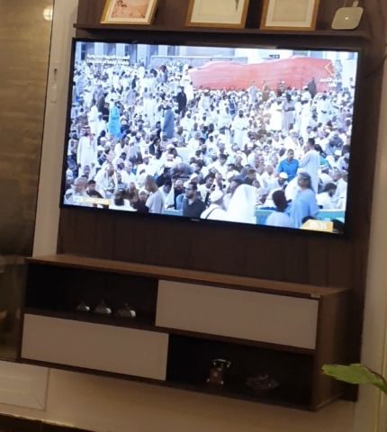 كنب وطاولة قهوه ودولاب تلفزيون 3