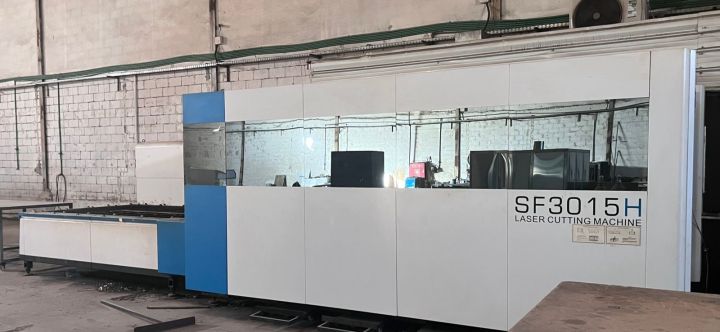 ماكينة ليزر ومقص وطعاجة بحالة ممتازة للبيع