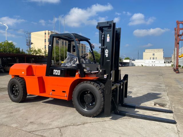 فوركلفت للإيجار في الدمام 3