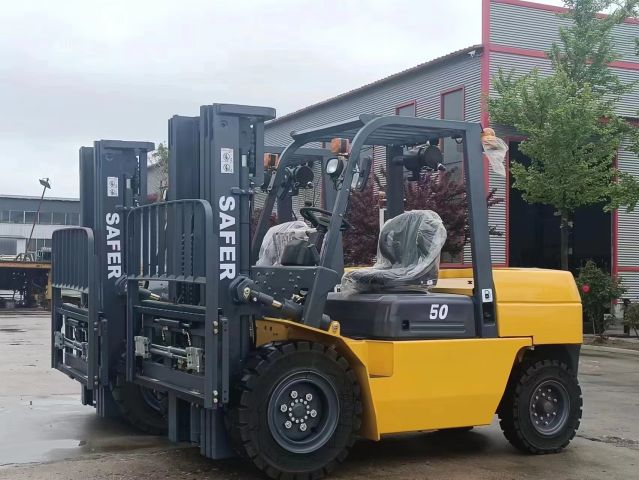 فوركلفت للإيجار في الدمام 5