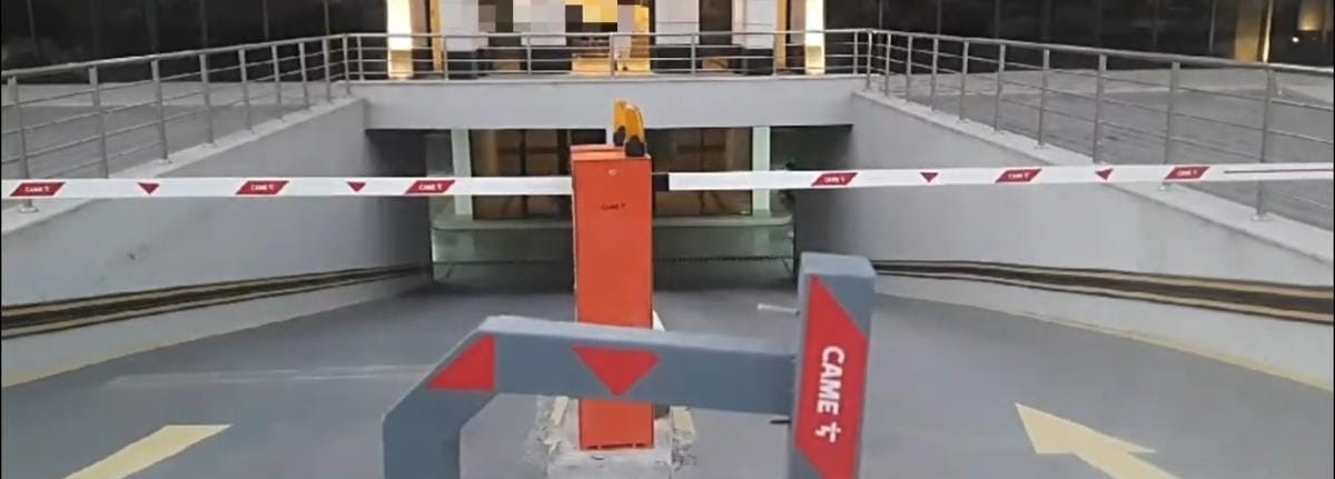 بوابات مرور سيارات بوابه مواقف امنية الكترونية  بوابات دخول و خرو 2