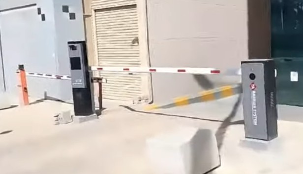 بوابات مرور سيارات بوابه مواقف امنية الكترونية  بوابات دخول و خرو 7