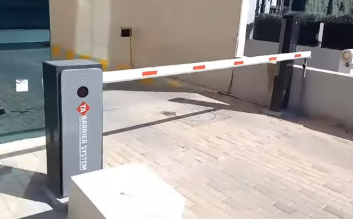 بوابات مرور سيارات بوابه مواقف امنية الكترونية  بوابات دخول و خرو