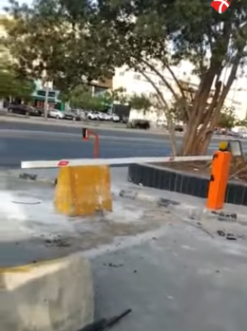 بوابات مرور سيارات بوابه مواقف امنية الكترونية  بوابات دخول و خرو 2