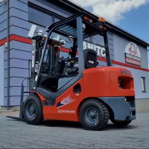 رافعات شوكيه فوركلفت للايجار سيزرلفت للايجار رافعات تلسكوبيه للاي