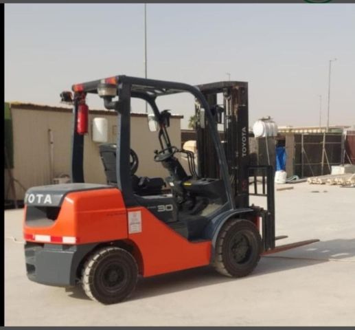 رافعه شوكيه فوركلفت للايجار سيزرلفت للايجار مان لفت جي سي بي تليه