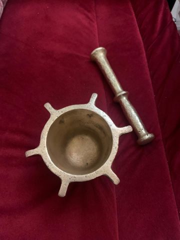 هاون ومدقه مصنوعاه من النحاس  2