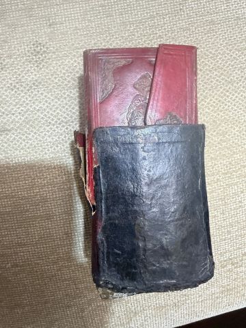 مصحف بخط اليد عمره ٢٠٥ سنة بحالة جيدة بالجراب 