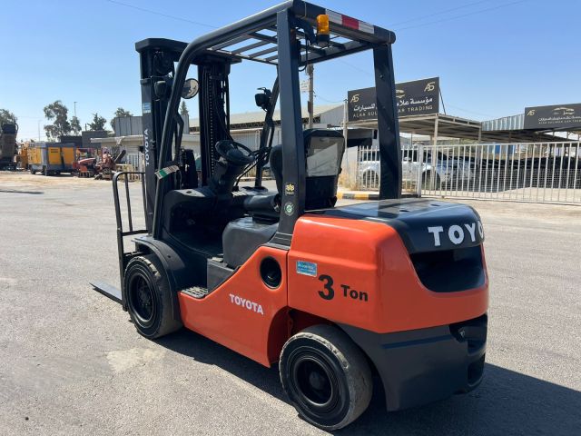 رافعات شوكيه (فوركلفت) للايجار  من 1.5طن الى 25طن