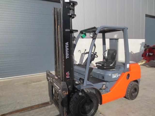 رافعه شوكيه 3طن للايجار في الرياض  3