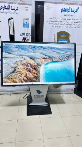 شاشة لمس VIP مائلة تستخدم للعروض التفاعلية وللاعمال الراقية  2