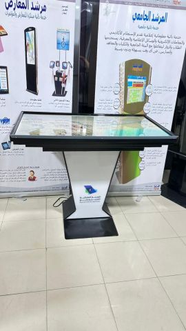 شاشة لمس VIP مائلة تستخدم للعروض التفاعلية وللاعمال الراقية  3