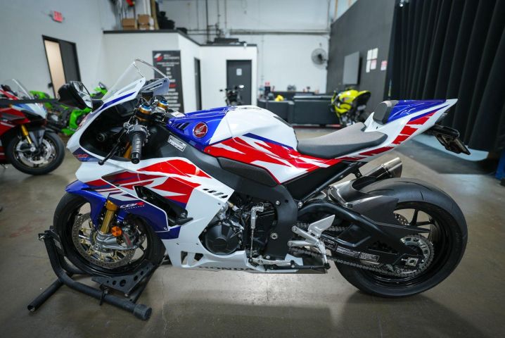 2023 Honda CBR1000RR- R Fireblade SP WhatsApp +17203061962 3