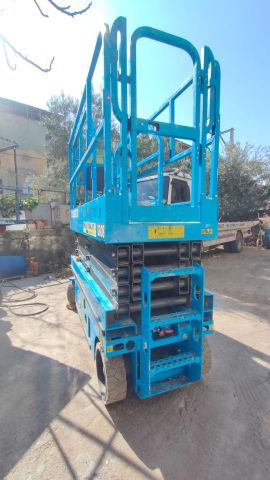 سيزر لفت للايجاررافعات مقصية للايجارScissor Lift Rentalمعدات رفع  7
