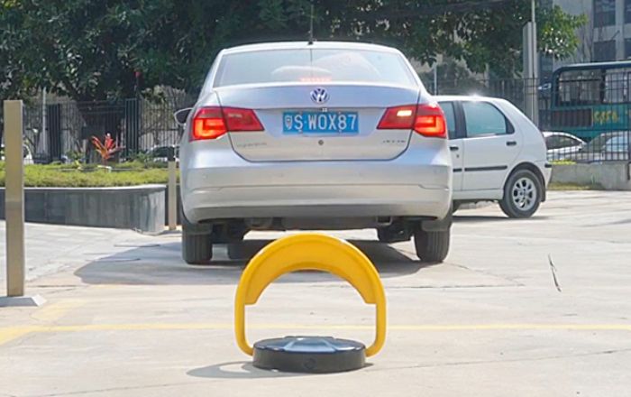 حاجز مواقف السيارات parking lock لضمان حجز موقع سياراتك دون عناء  3